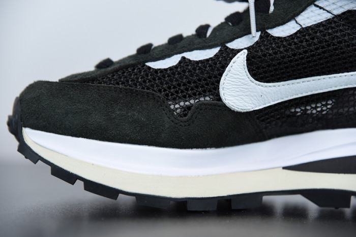 nike vaporwaffle sacai black white cv1363-001