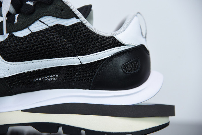 nike vaporwaffle sacai black white cv1363-001