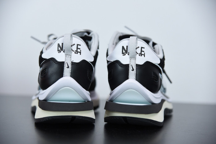 nike vaporwaffle sacai black white cv1363-001