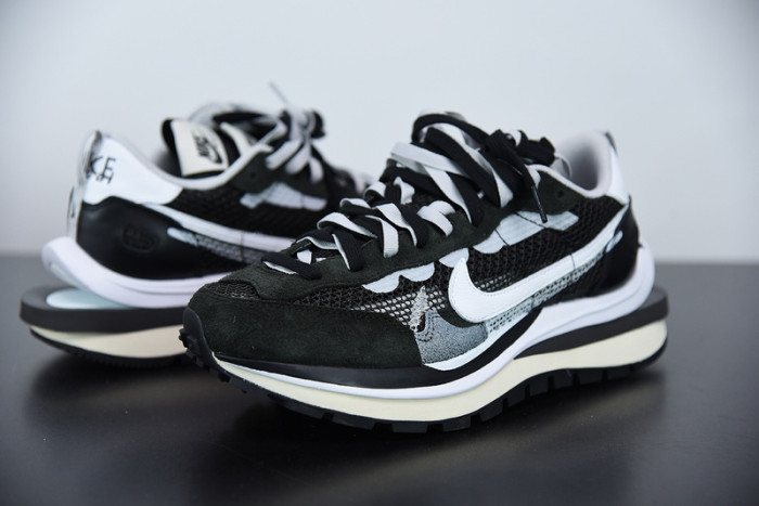 nike vaporwaffle sacai black white cv1363-001