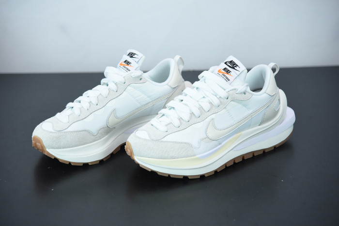 sacai x nike vaporwaffle "sail" dd1875-100