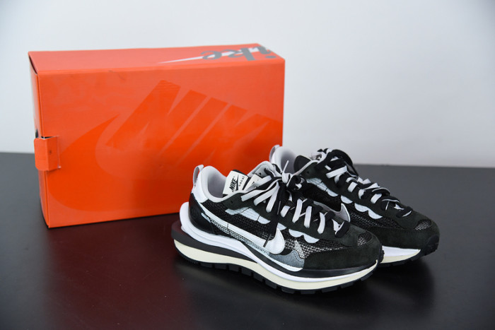 nike vaporwaffle sacai black white cv1363-001